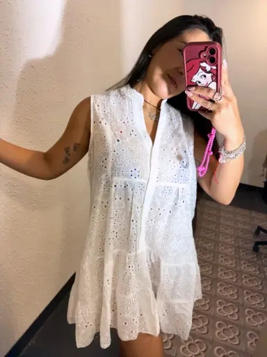 Vestido corto traslúcido para playa