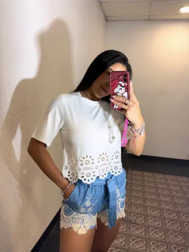 Short tejano corto con detalles blancos